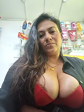 Webcam Model (roxanasexy2025)  is live.Free join now!