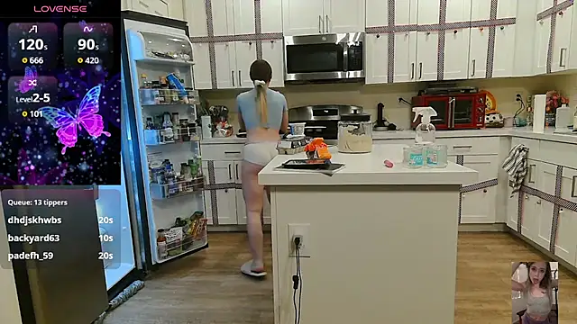 Blondiewithanass webcam