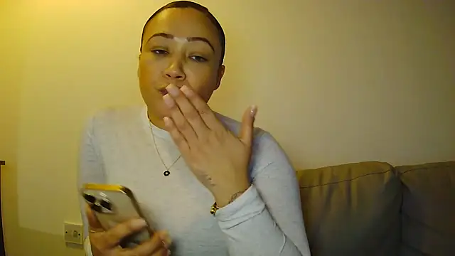 Webcam Model (FieryAutumn_25X)  is live.Free join now!