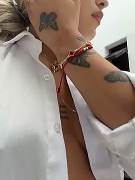 MystiqueXXX Live Webcam on Stripchat