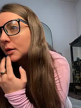 Webcam Model (Roselyn_xo)  is live.Free join now!