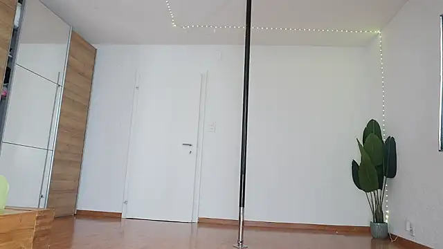 missdaisydiamond... Live Webcam on Stripchat