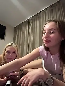 elloriah Live Webcam on Stripchat