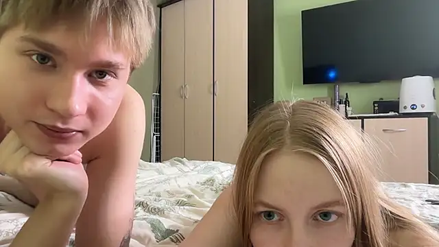 AliceStoneJhonyS... Live Webcam on Stripchat