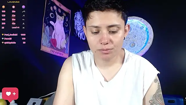 girl_intense444 webcam