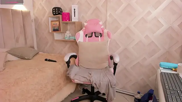 clhoe_johnson - Clhoe_Johnson's free webcam - UK Sex Cams