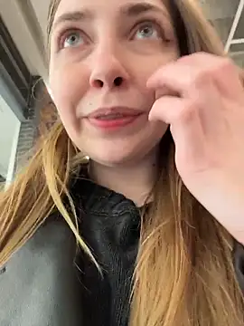 sunny___bunny (F young) - take off top + spit on tits