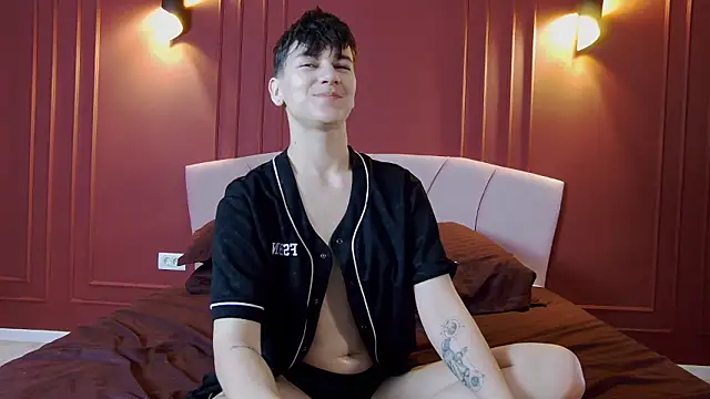 Webcam Model (ravenryx)  is live.Free join now!