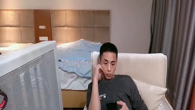 tsia-die (Ask my age) - 情感陪聊，专属定制。视频一对一互动。玩法丰富，尺度很大，老板你说了算。。。