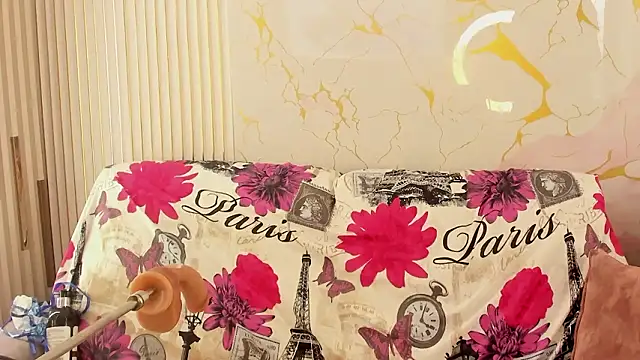 NhoanBrunette webcam