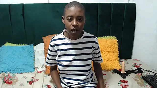 SweetSlenderChoc webcam