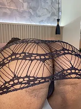 Webcam Model (AinaraJimenez) is live