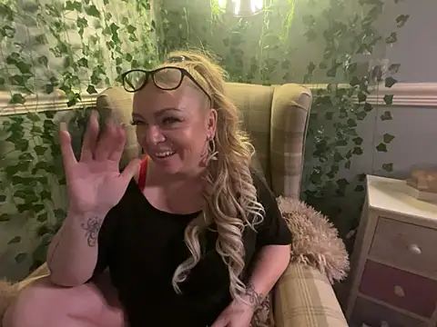 Webcam Model (BonnyDesire) is live