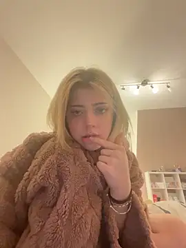 Webcam Model (MelliMoon)  is live.Free join now!