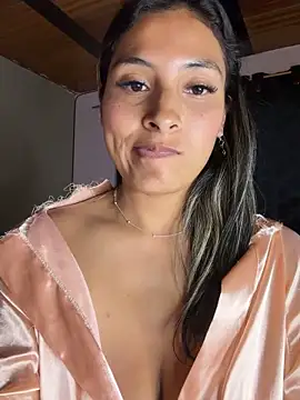 Cami_Leon2's Stripchat show and profile