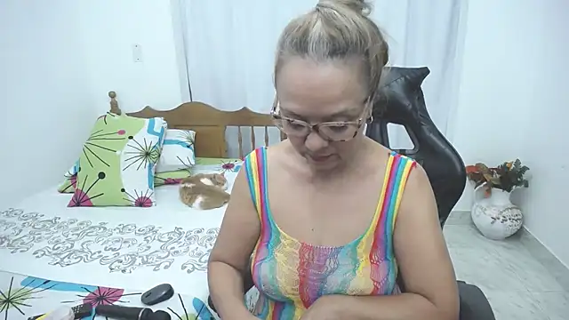 yeslluisa - Yeslluisa's free webcam - UK Sex Cams