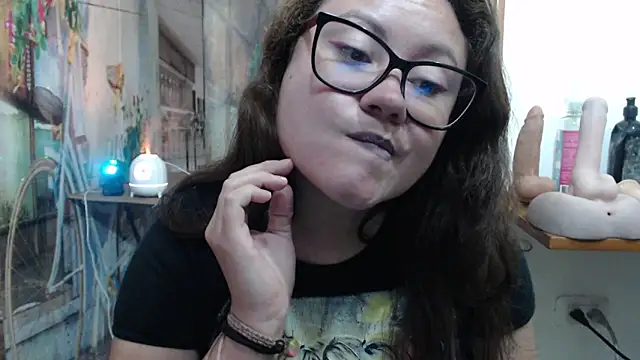 curly_greeneyed webcam