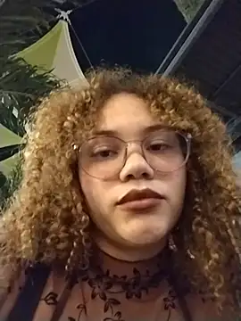 sirenrouge_69 (F young) - I showed my breast to the mall