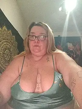 Webcam Model (diosacurvy1984)  is live.Free join now!