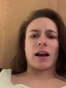 GoldenPussy1329 webcam