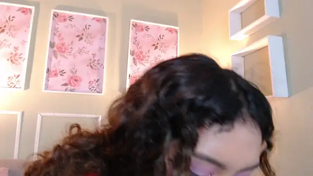 CurlyDani webcam