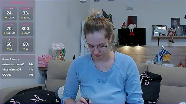 Girl_alone_home webcam