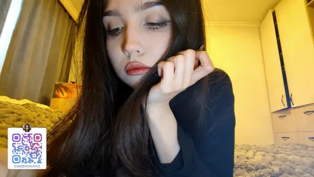 Qwami_Amie webcam