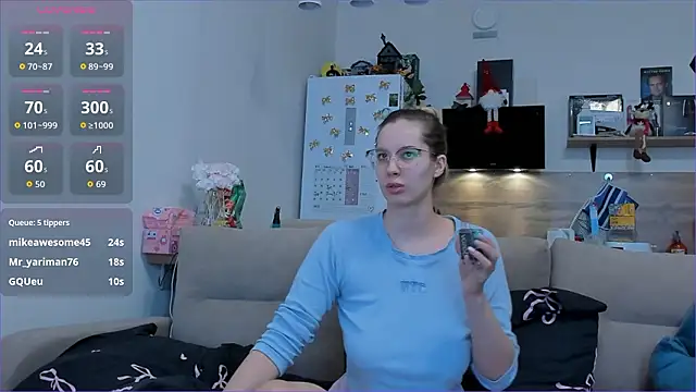 Girl_alone_home webcam