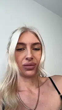 mia_roxie - Mia_Roxie's free webcam - UK Sex Cams