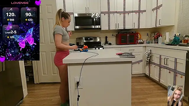 Blondiewithanass webcam