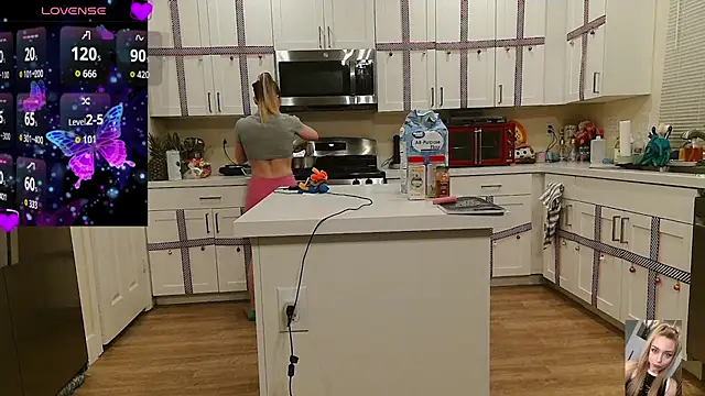 Blondiewithanass webcam