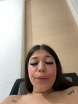 Webcam Model (Alyshanon18)  is live.Free join now!