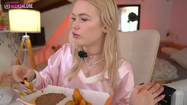 lexieloree (F young) - Stretch my pussy with a 27cm dildo