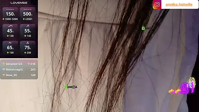 CharmingTania webcam