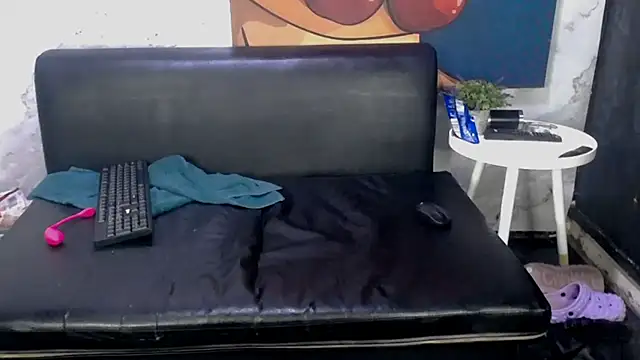 Slipperyebony webcam