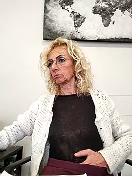 clarabell4 Live Webcam on Stripchat