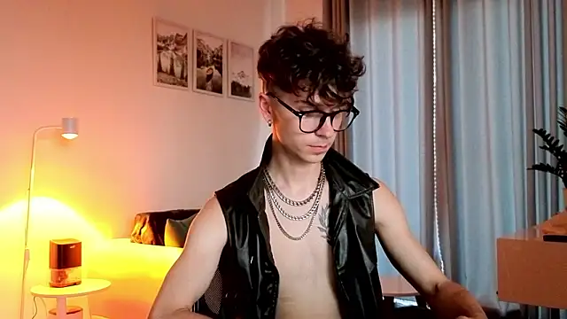 Joseph__Quinn webcam