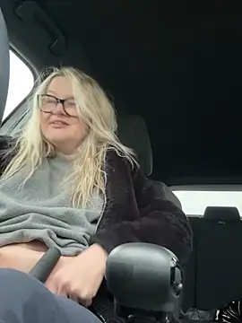 Webcam Model (SuzieSub) is live