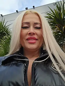 MILFBARBY's Stripchat show and profile