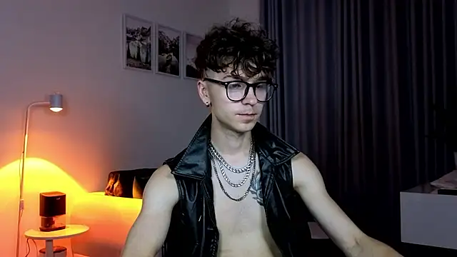 Joseph__Quinn webcam