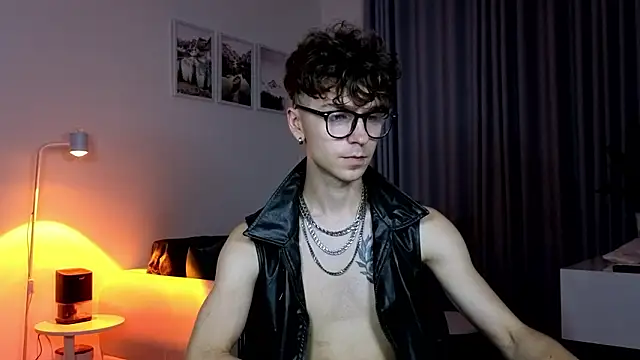 Joseph__Quinn webcam