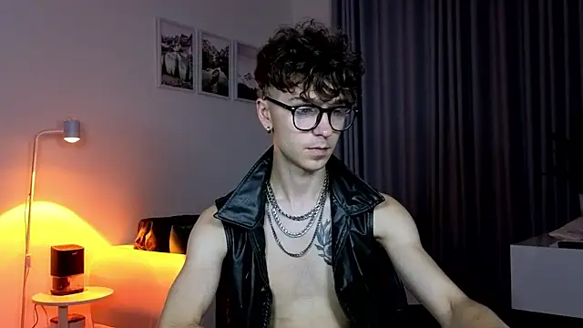 Joseph__Quinn webcam