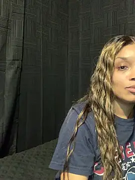 Webcam Model (Rakiyahcharms)  is live.Free join now!