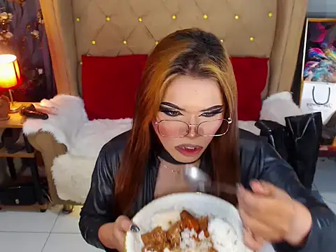 UrQueenDomCumTS webcam