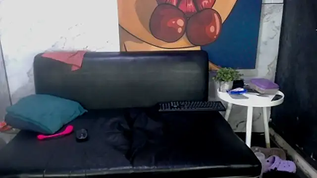 Slipperyebony webcam