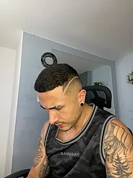 alexxx_king (M young) - Naked un the car