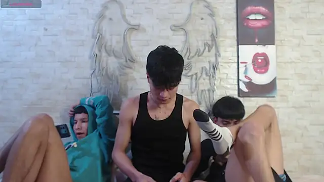 axel_milo_kairo_and_noa webcam