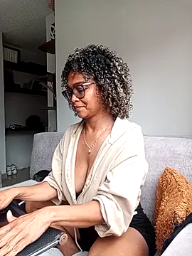 biiancaestradaa (F milf) - oil on my body