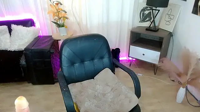 HeavenlyHugeCock webcam