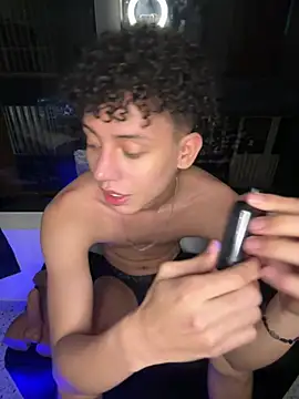 yoursexyjose (M twink) - 1 finger in the ass